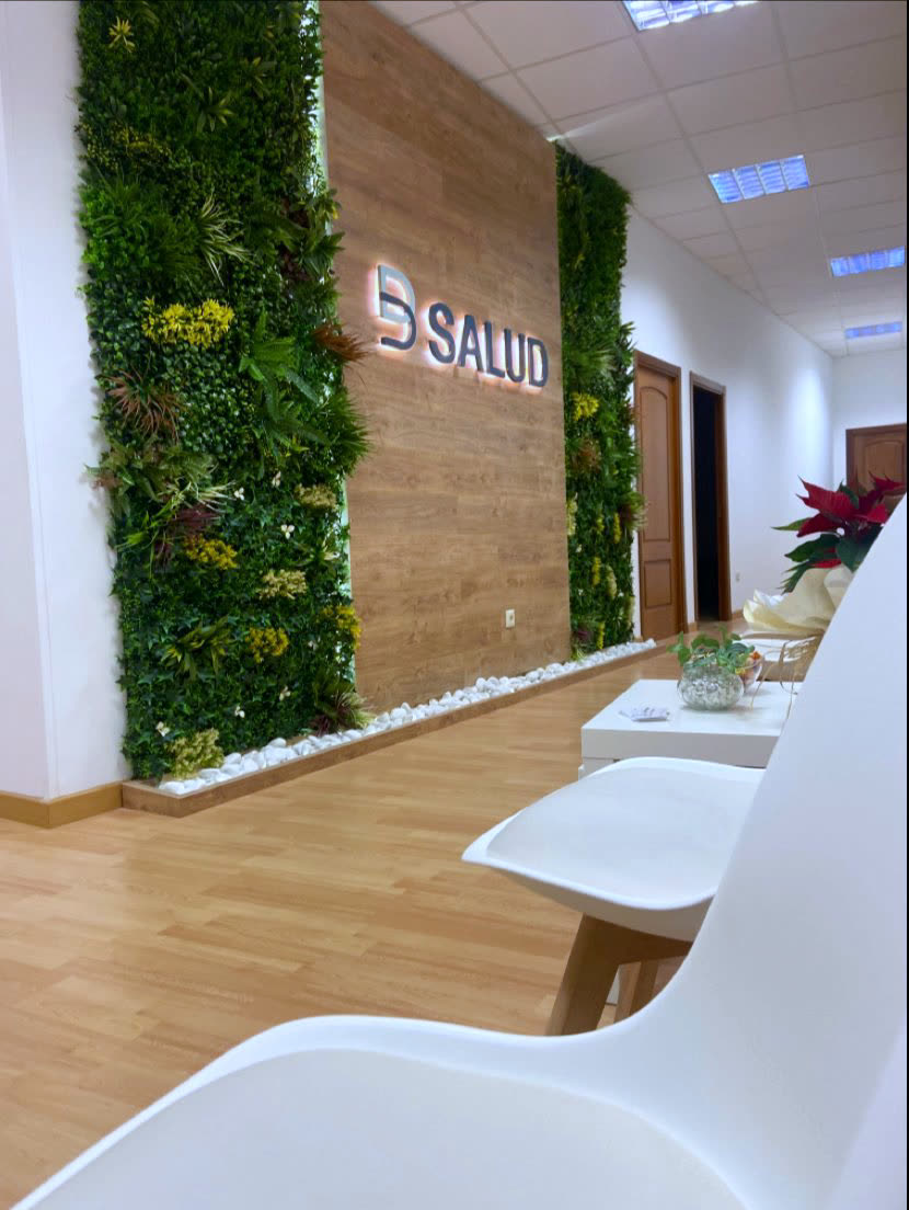 Pasillo con muro vegetal y sala de espera — Bsalud Betanzos
