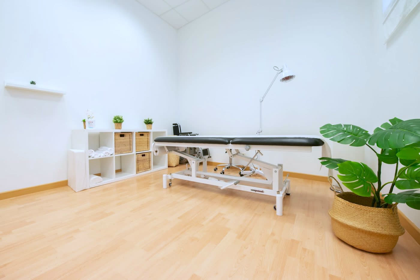 Sala de tratamiento con camilla — Bsalud Betanzos