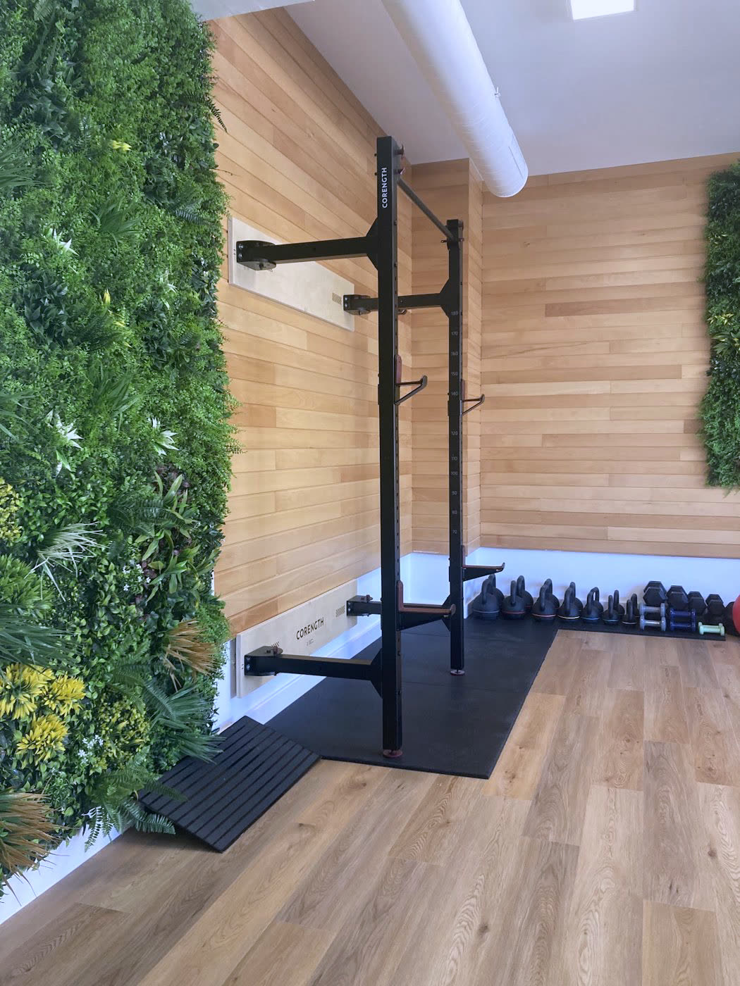 Zona de fuerza con rack profesional — Bsalud Oleiros